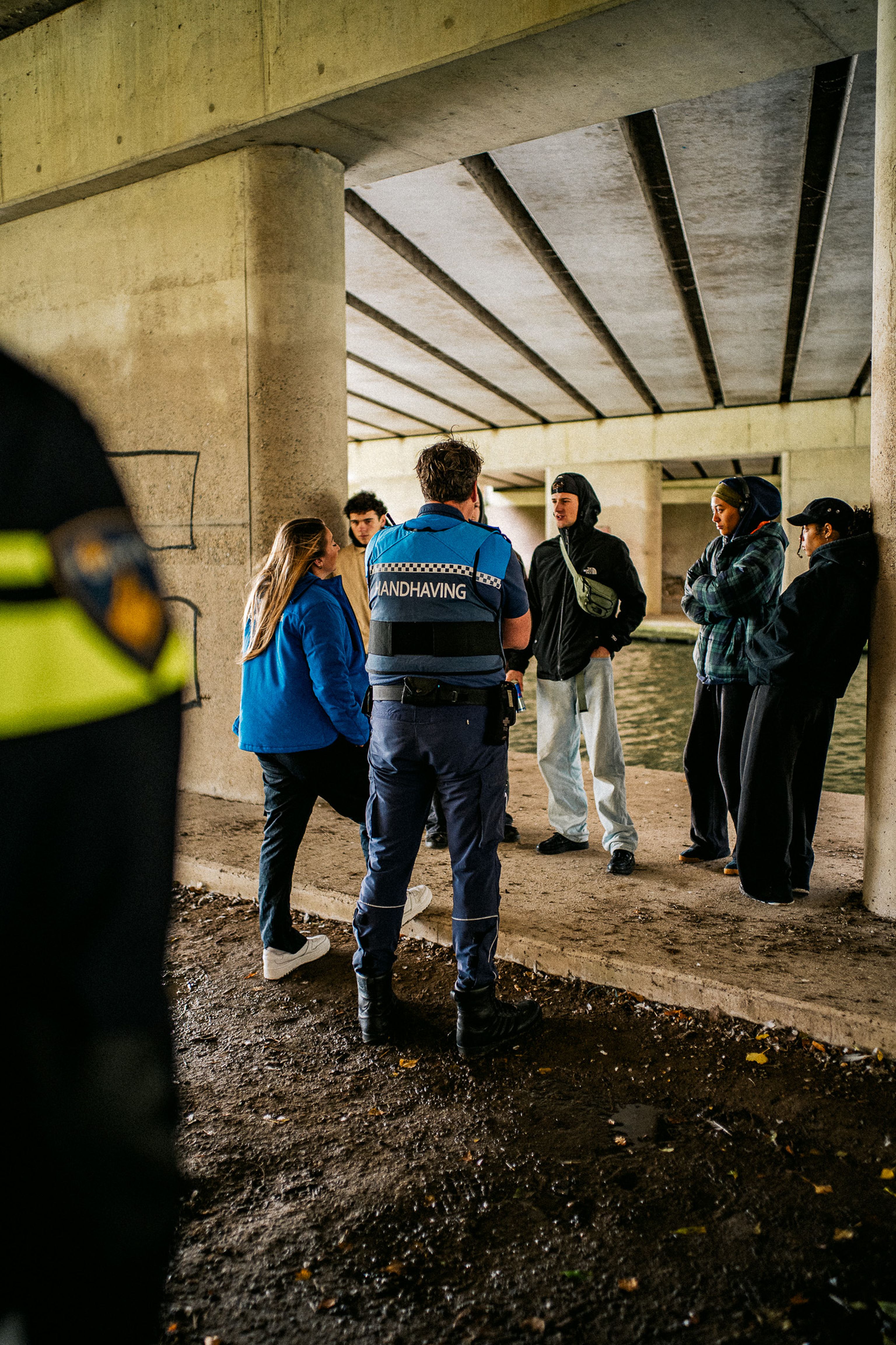 Jeugdboa samen met handhaving en politie in gesprek met jongeren