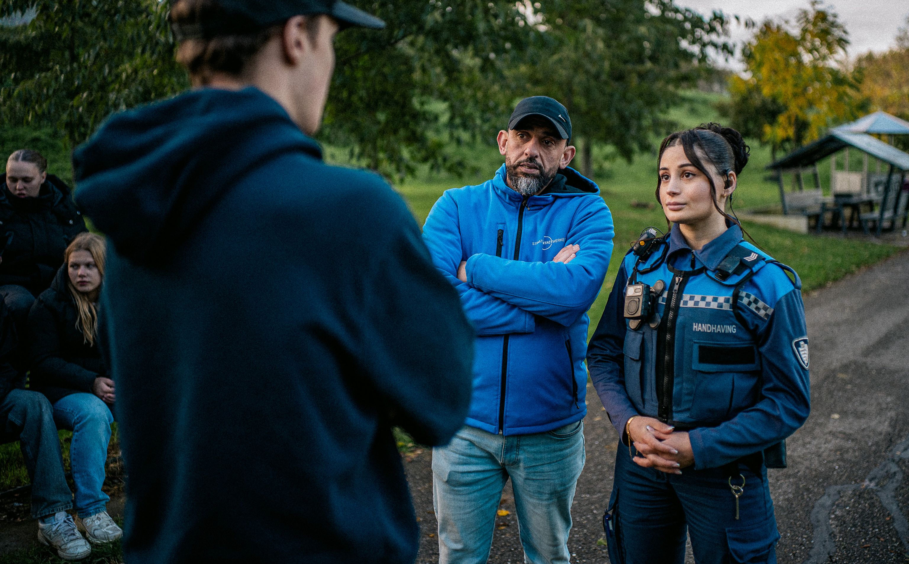 Jongerenwerker met Jeugdboa in gesprek met jongere